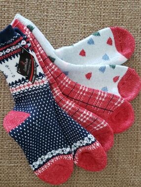 NWT-Cuddl Duds Ladies 3-Pack Patterned Holiday Lounge Socks Ladies Shoe SZ 4-10